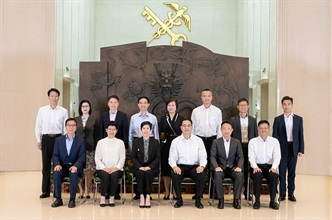 The Commissioner of Customs and Excise, Ms Louise Ho, today (October 25) led a delegation to visit the Shenzhen Customs District and met with the Director General in Shenzhen Customs District, Mr Zheng Jugang. Photo shows Ms Ho (front row, third left); Mr Zheng (front row, third right); the Deputy Commissioner (Control and Enforcement), Mr Chan Tsz-tat (front row, second right); the Deputy Commissioner (Management and Strategic Development), Mr Ellis Lai (front row, first left); the Assistant Commissioner (Boundary and Ports), Ms Ida Ng (back row, fourth right); the Assistant Commissioner (Intelligence and Investigation), Mr Mark Woo (back row, third left); the Assistant Commissioner (Excise and Strategic Support), Mr Rudy Hui (back row, second right); and Hong Kong Customs officers and members of the Shenzhen Customs District delegation.