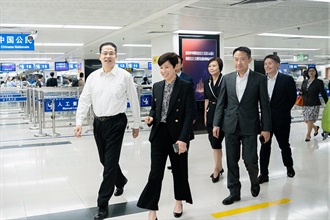 The Commissioner of Customs and Excise, Ms Louise Ho, today (October 25) led a delegation to visit the Shenzhen Customs District and met with the Director General in Shenzhen Customs District, Mr Zheng Jugang. Photo shows Ms Ho (second left) and Mr Zheng (first left).