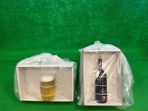 Hong Kong Customs yesterday (October 27) seized about 1.5 kilograms of suspected liquid cocaine with an estimated market value of about $1.6 million in Sham Shui Po. Photo shows the suspected liquid cocaine seized and a red wine bottle used to conceal the drugs.