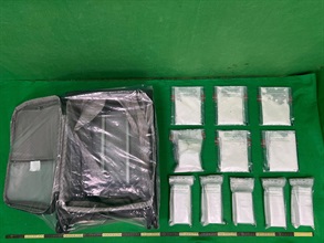 Hong Kong Customs detected two drug trafficking cases involving baggage concealment at Hong Kong International Airport yesterday (October 29). About 3.5 kilograms of suspected cocaine and about 2.5 kg of suspected heroin, with a total estimated market value of about $6 million, were seized. Photo shows the suspected cocaine seized and the suitcase used to conceal the drugs.