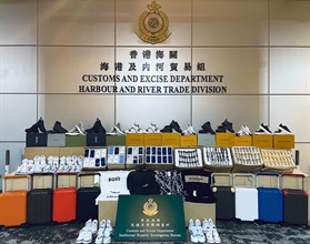 香港海關十一月十日在屯門內河船碼頭海關驗貨場檢獲約四千件懷疑冒牌貨物，包括鞋履、手表、衣物和手提電話，估計市值約一百六十萬元。 圖示部分檢獲的懷疑冒牌貨物。