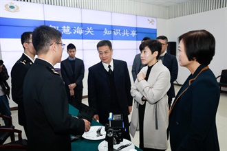 The Commissioner of Customs and Excise, Ms Louise Ho (second right), and the Assistant Commissioner (Boundary and Ports), Ms Ida Ng (first right), accompanied by the Deputy Director General in Nanchang Customs District, Mr Li Yu (third right), visit the Smart Customs facilities of Nanchang Customs District today (November 16) to learn more about smart supervision of artwork, and application of Augmented Reality (AR) technology in remote supervision of supply of live pigs to Hong Kong and Macao.