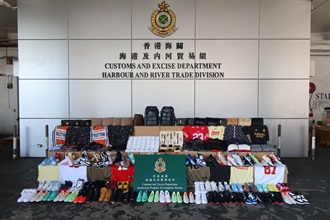 香港海关十一月二十日在屯门内河船码头海关验货场检获约一万件怀疑冒牌货物，估计市值共约三百七十万元。图示部分检获的怀疑冒牌货物。