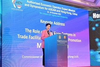 海关关长何珮珊今日（十一月三十日）在「东盟及中国香港AEO论坛」上作专题演讲。