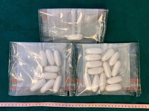 Hong Kong Customs yesterday (December 5) detected two passenger drug trafficking cases at Hong Kong International Airport and seized about 3.4 kilograms of suspected cannabis resin and about 500 grams of suspected cocaine with a total estimated market value of about $700,000. Photo shows the suspected cocaine seized in the second case.