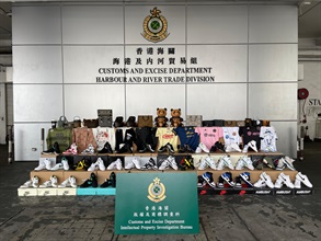 香港海關十一月三十日在屯門內河船碼頭海關驗貨場檢獲約一萬件懷疑冒牌貨物，包括衣服、鞋履、手提電話殼和飾物，估計市值共約二百一十萬元。圖示部分檢獲的懷疑冒牌貨物。