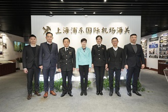 The Commissioner of Customs and Excise, Ms Louise Ho, met with the Director General in the Shanghai Customs District, Mr Gao Rongkun today (December 13). Photo shows Ms Ho (centre), accompanied by Mr Gao (third left), visited the Shanghai Pudong International airport.