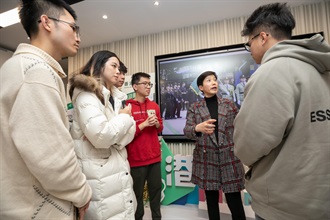 The Commissioner of Customs and Excise, Ms Louise Ho (second right), exchanged views with Shanghai-based Hong Kong students during the experience day of Customs Recruitment Scheme for Hong Kong students on the Mainland yesterday (December 12).