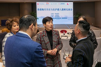 The Commissioner of Customs and Excise, Ms Louise Ho (centre), exchanged views with representatives of Shanghai-based Hong Kong enterprises yesterday (December 12).