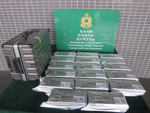Hong Kong Customs yesterday (December 13) detected a suspected smuggling case involving a cross-boundary private car and seized 25,840 suspected smuggled computer RAM units with a total estimated market value of about $3.87 million. Photo shows the suspected smuggled computer RAM units seized.