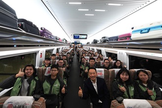 "Customs YES" organised a historical and cultural study tour to Hunan from December 19 to 21. The Deputy Commissioner (Control and Enforcement) of Customs and Excise, Mr Chan Tsz-tat (first row, third right), led a delegation of 35 "Customs YES" members to pay a three-day visit to Changsha, Hunan, by the Guangzhou-Shenzhen-Hong Kong-Express Rail Link.