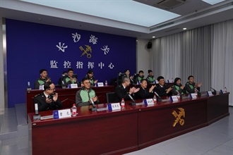 The Deputy Commissioner (Control and Enforcement) of Customs and Excise, Mr Chan Tsz-tat, and members of "Customs YES" visited the command centre of Changsha Customs Headquarters.