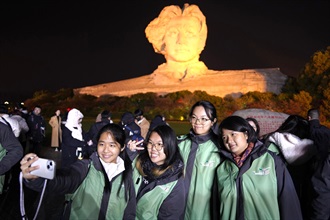 「Customs YES」团员前往观赏毛泽东青年艺术雕塑。