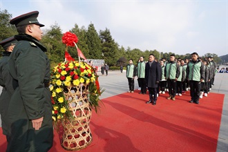 The Deputy Commissioner (Control and Enforcement) of Customs and Excise, Mr Chan Tsz-tat, led the delegation of "Customs YES" study tour to the Mao Zedong Bronze Statue Square where they laid a wreath and stood in silence to pay tribute.