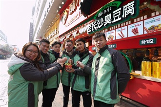 Members of "Customs YES" explored the famous traditional old street in Changsha, Huangxing Road Pedestrian Street, where they took a walk through the historical streets and lanes, to experience the blend of historical culture and modern vibrancy in Changsha.