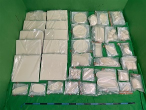 Hong Kong Customs yesterday (December 22) seized about 33.5 kilograms of suspected methamphetamine with an estimated market value of about $16.5 million at Hong Kong International Airport. Photo shows the batch of suspected methamphetamine concealed at the back of the oil paintings and inside the handicrafts.