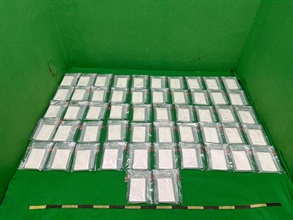 香港海关昨日（十二月二十六日）在香港国际机场侦破一宗行李藏毒的贩毒案件，检获约十八公斤怀疑海洛英，估计市值约一千四百万元。图示检获的怀疑海洛英。