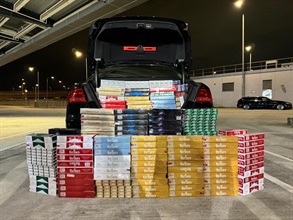 Hong Kong Customs and Hong Kong Police Force (HKPF) yesterday (January 10) mounted joint anti-smuggling operations at the Hong Kong-Zhuhai-Macao Bridge Hong Kong Port and detected a suspected smuggling case involving a cross-boundary private car. A total of about 110 000 suspected illicit cigarettes, with a total estimated market value of about $390,000 and a duty potential of about $280,000, were seized. Photo shows the suspected illicit cigarettes seized.