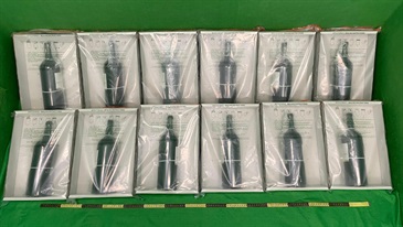 香港海关昨日（一月十三日）在香港国际机场检获约十八公斤怀疑液态可卡因，估计市值约一千八百万元。图示用作收藏怀疑液态可卡因的酒瓶。