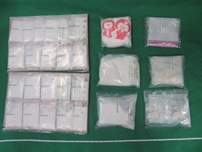 香港海关一月三日至昨日（二月六日）先后破获两宗贩毒案件，检获市值共约一千万二百元的怀疑毒品。图示于第二宗案件中检获的怀疑可卡因、怀疑霹雳可卡因及怀疑氯胺酮。