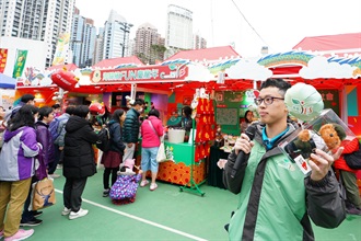 香港海關在二月七日至九日於維多利亞公園年宵市場擺設「海關繽FUN慶龍年」為題的新春年宵攤位，並與社福機構「生命熱線」攜手舉辦年宵慈善義賣。