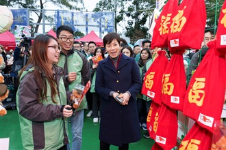 海關關長何珮珊（右一）今日（二月八日）參觀「海關繽FUN慶龍年」新春年宵攤位，與「Customs YES」會員互動交流。