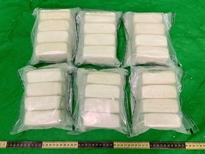 香港海关二月十三日在香港国际机场侦破一宗行李藏毒的贩毒案件，检获约六公斤怀疑可卡因，估计市值约五百五十万元。图示检获的怀疑可卡因。