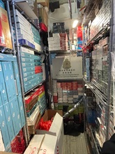 香港海關昨日（三月七日）晚上成功在荃灣偵破一宗利用商場店鋪作私煙貯存倉庫的案件，檢獲共約五十萬支懷疑私煙。圖示海關人員於其中一間店鋪檢獲的懷疑私煙。