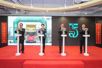 Officiated by the Secretary for Commerce and Economic Development, Mr Algernon Yau (second right); the Commissioner of Customs and Excise, Ms Louise Ho (second left); the Director General of the Macao Customs Service, Mr Vong Man-chong (first right); and the Deputy Director General of the Guangdong Sub-Administration of the General Administration of Customs of the People’s Republic of China, Mr Feng Guoqing (first left), the launch ceremony of the Guangdong-Hong Kong-Macao Three-Places-One-Lock Scheme was held by Hong Kong Customs at the DHL Central Asia Hub today (March 8).