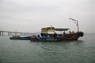 涉案的渔船及两艘小艇。