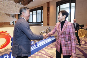 香港海關今日（三月十二日）至三月十四日舉辦區域保護知識產權高峰會議。圖示海關關長何珮珊（右）與柬埔寨海關總署副關長Se Sokhorn（左）會面交流。