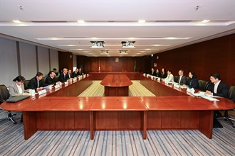 The Commissioner of Customs and Excise, Ms Louise Ho, today (March 13) met the Chief of the Office of Port of Entry and Exit of the Shenzhen Municipal People's Government, Mr Wang Gang, in the Customs Headquarters Building. Photo shows officials from the two sides exchanging views on control point planning and construction enhancements.