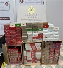 Hong Kong Customs today (March 13) seized about 40 000 suspected illicit cigarettes in a unit of a sub-divided flat in Tai Nan Street, Sham Shui Po. Photo shows the suspected illicit cigarettes seized by Customs officers.