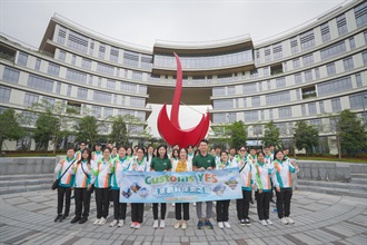 From March 29 to 31, "Customs YES" co-organised the Guangdong Innovation and Technology Exploration Trip with the Greater Bay Area Homeland Youth Community Foundation. Photo shows "Customs YES" members taking a group photo at the Hong Kong University of Science and Technology (Guangzhou) in Nansha.