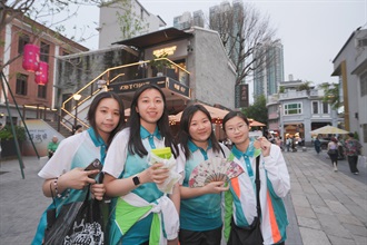 「香港海关青年发展计划」（「Customs YES」）与大湾区共同家园青年公益基金于三月二十九至三十一日合办广东创科探索之旅考察团。图示「Customs YES」团员踏足步行街，一览大湾区繁华的城市面貌。