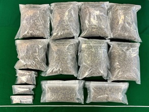香港海關昨日（四月六日）在元朗檢獲約九點五公斤懷疑大麻花及約三十克懷疑霹靂可卡因，估計市值共約二百二十萬元。圖示檢獲的懷疑毒品。