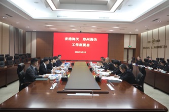 The Commissioner of Customs and Excise, Ms Louise Ho (third left), today (April 9) led a delegation to visit Zhengzhou, Henan Province, and met with the Director General in Zhengzhou Customs District, Mr Wang Jun (third right), and the Deputy Director General of the Guangdong Sub-Administration of the General Administration of Customs of the People's Republic of China, Mr Feng Guoqing (fourth right).