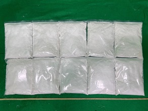香港海關今日（四月十二日）在香港國際機場偵破一宗旅客以行李藏毒的販毒案件，檢獲約十公斤懷疑可卡因，估計市值約一千萬元。圖示檢獲的懷疑可卡因。