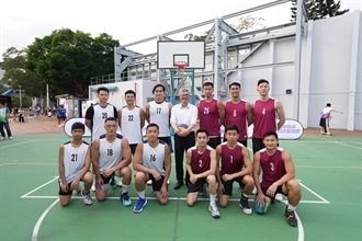 保安局副局長卓孝業（第二排中）今日（四月十四日）為在香港海關學院舉行的國家安全盃三人籃球比賽決賽主持開球禮並為球員打氣。
