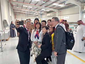 海关关长何珮珊今日（四月二十二日）率领香港海关代表团到访巴林海关。图示何珮珊（前排中）参观巴林国际投资园区。