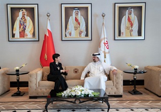 海關關長何珮珊（左）今日（四月二十二日）率領香港海關代表團到訪巴林海關，並禮節性拜會巴林海關關長Shaikh Ahmed bin Hamad Al Khalifa（右）。