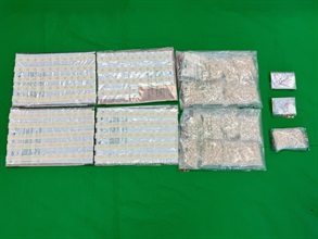 Hong Kong Customs yesterday (May 7) seized about 4.4 kilograms of suspected crack cocaine and about 600 grams of suspected synthetic cathinone (bath salts) with a total estimated market value of about $6 million inside a mini-storage locker in a Sai Wan industrial building. Photo shows the suspected crack cocaine and suspected synthetic cathinone (bath salts) seized.