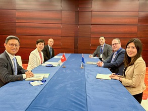 The Commissioner of Customs and Excise, Ms Louise Ho, today (May 8) led a Hong Kong Customs delegation to attend the 6th WCO Global AEO Conference. Photo shows Ms Ho (second left) in a bilateral meeting with the Deputy Chief Executive of the New Zealand Customs Service, Mr Richard Bargh (second right), and his delegation.