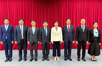 海关关长何珮珊今日（五月八日）率领香港海关代表团出席第六届全球「经认证的经营者」（AEO）大会。图示何珮珊（右四）与柬埔寨海关总署副署长Pha Eng Veng（左四）及其代表团在进行双边会议前合照。