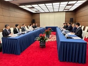 海关关长何珮珊今日（五月八日）率领香港海关代表团出席第六届全球「经认证的经营者」（AEO）大会。图示何珮珊（左四）与国家海关总署副署长孙玉宁（右三）及其代表团进行双边会议。