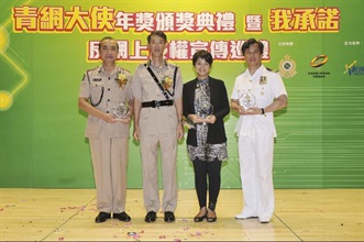 海关关长袁铭辉（左二）与「青网大使」年奖（团体奖）得奖团体合照。
