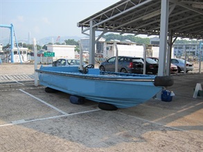The Customs yesterday (September 7) seized over $2.2 million worth of electronic goods, including tablet computers, mobile phones, computer memories and a motorised sampan in an anti-smuggling operation. The photo shows the motorised sampan.