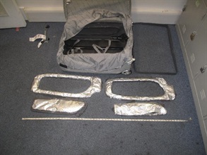 检获的可卡因收藏于行李箱暗格内。