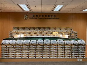 香港海关昨日（二月四日）采取执法行动，打击售卖冒牌水果活动，检获一百九十六盒共重约四百公斤的怀疑冒牌车厘子，估计市值约八万元。图示检获的怀疑冒牌车厘子。