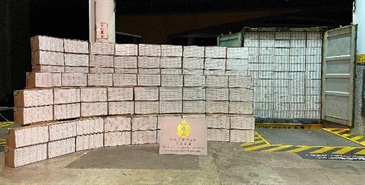 香港海关昨日（一月二十四日）在元朗检获约一千零六十万支怀疑私烟，估计市值约二千九百万元，应课税值约二千万元。图示检获的怀疑私烟。